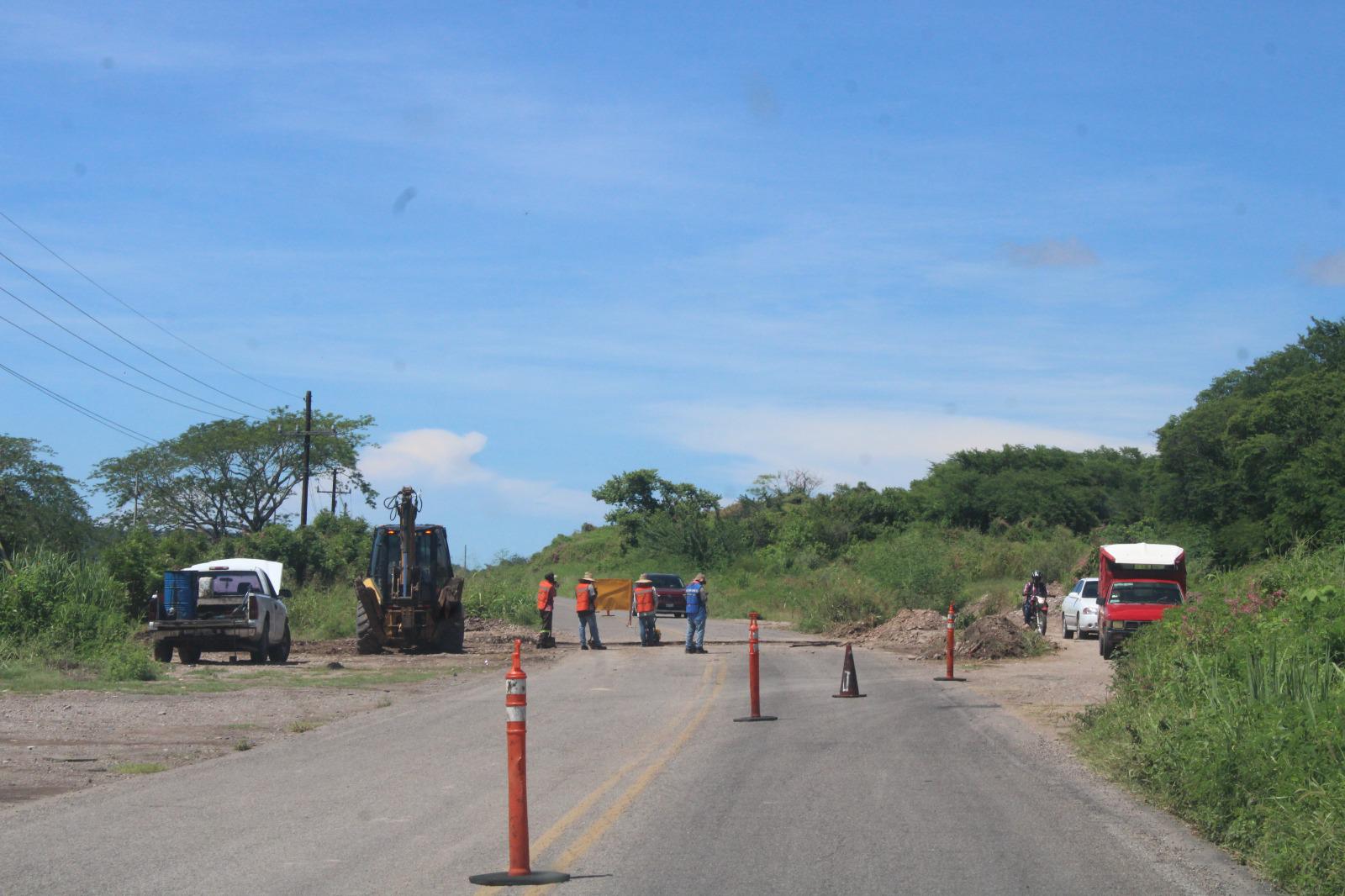 $!Obras Públicas atiende puntos críticos de baches en la ciudad y carretera de Rosario