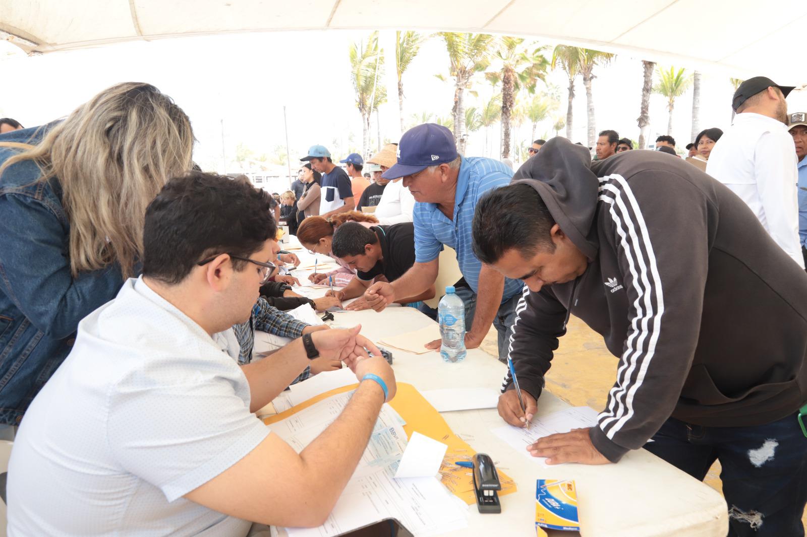 $!Reciben 400 vendedores ambulantes y pequeños comercios apoyos económicos y 120 créditos