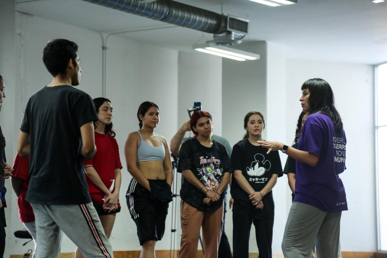 $!Alumnos de cuarto año de la Licenciatura en Danza Contemporánea, durante la residencia.