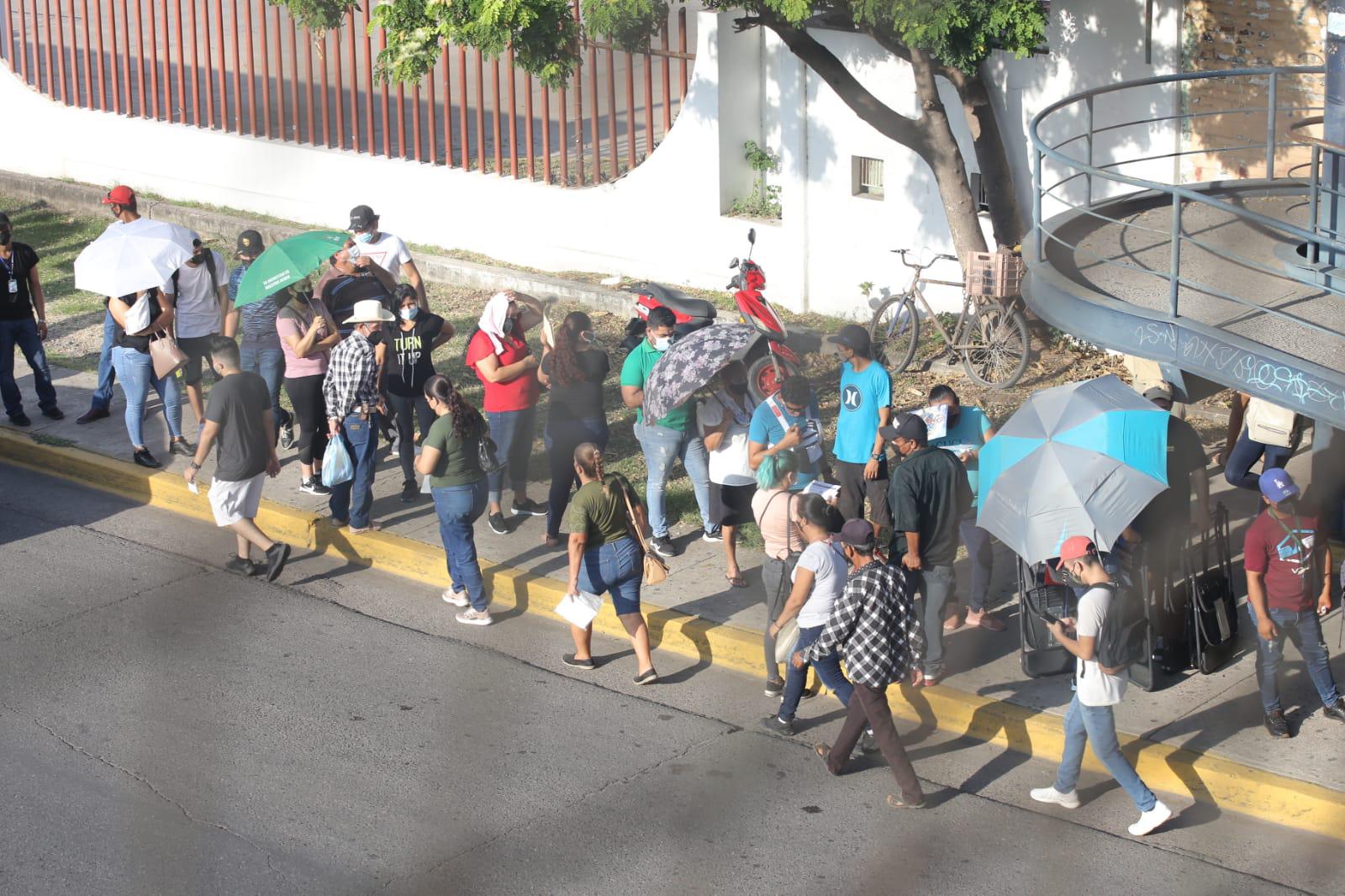 $!Se descontrola jornada de vacunación para rezagados en Mazatlán y cientos se aglomeran