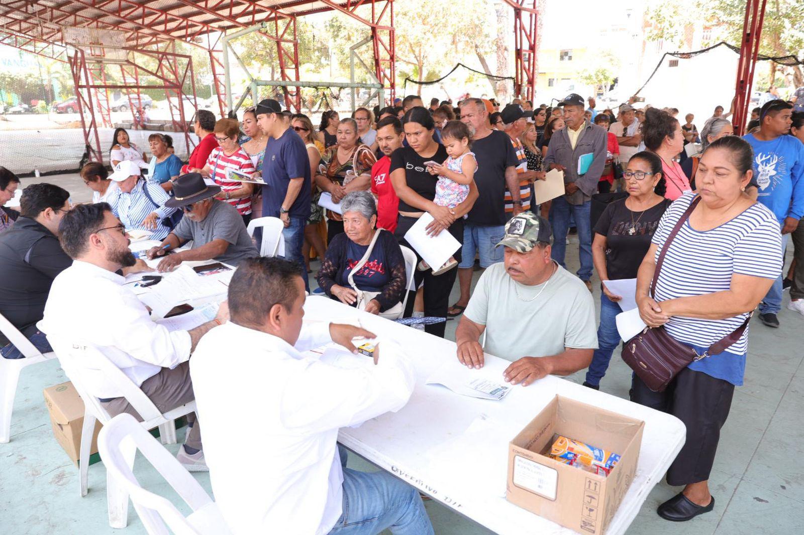 $!Entregan apoyos económicos a tianguistas de Mazatlán