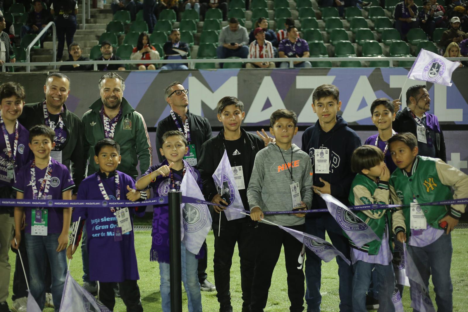 $!Mazatlán-Chivas: Invasión Rojiblanca se hace presente en el puerto