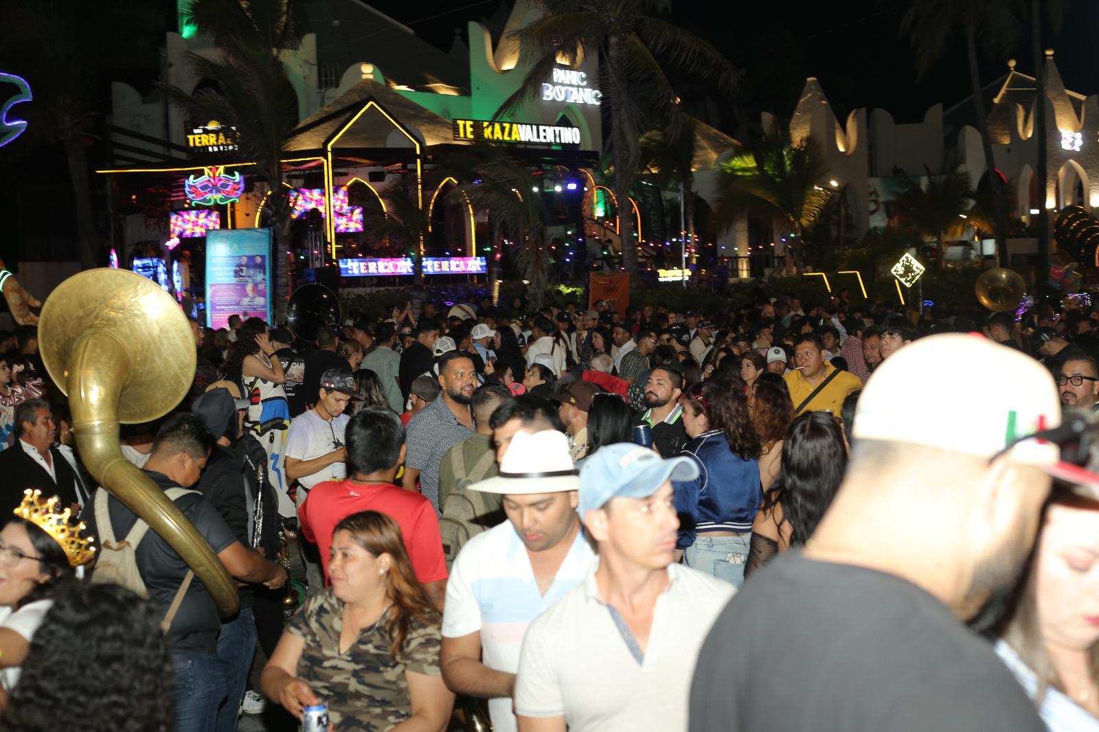 $!Mazatlecos siguen la fiesta en el malecón tras el desfile del Carnaval