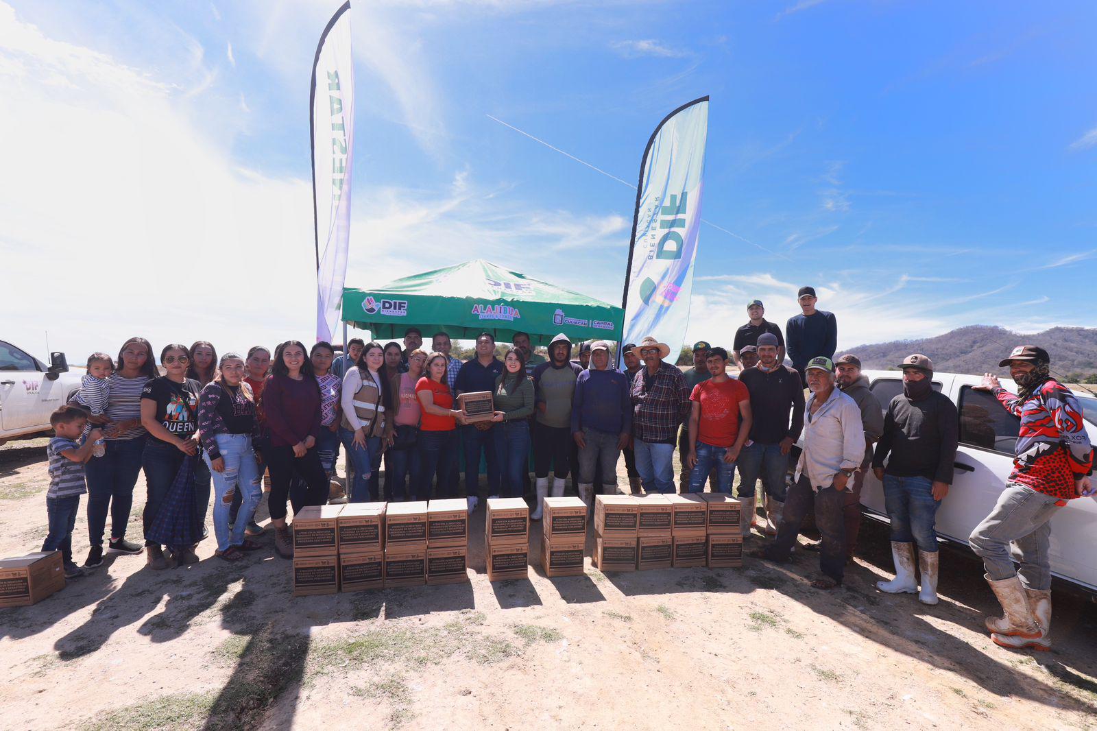 $!Entrega DIF Culiacán apoyos a familias de pescadores a comunidades de la sindicatura de Imala