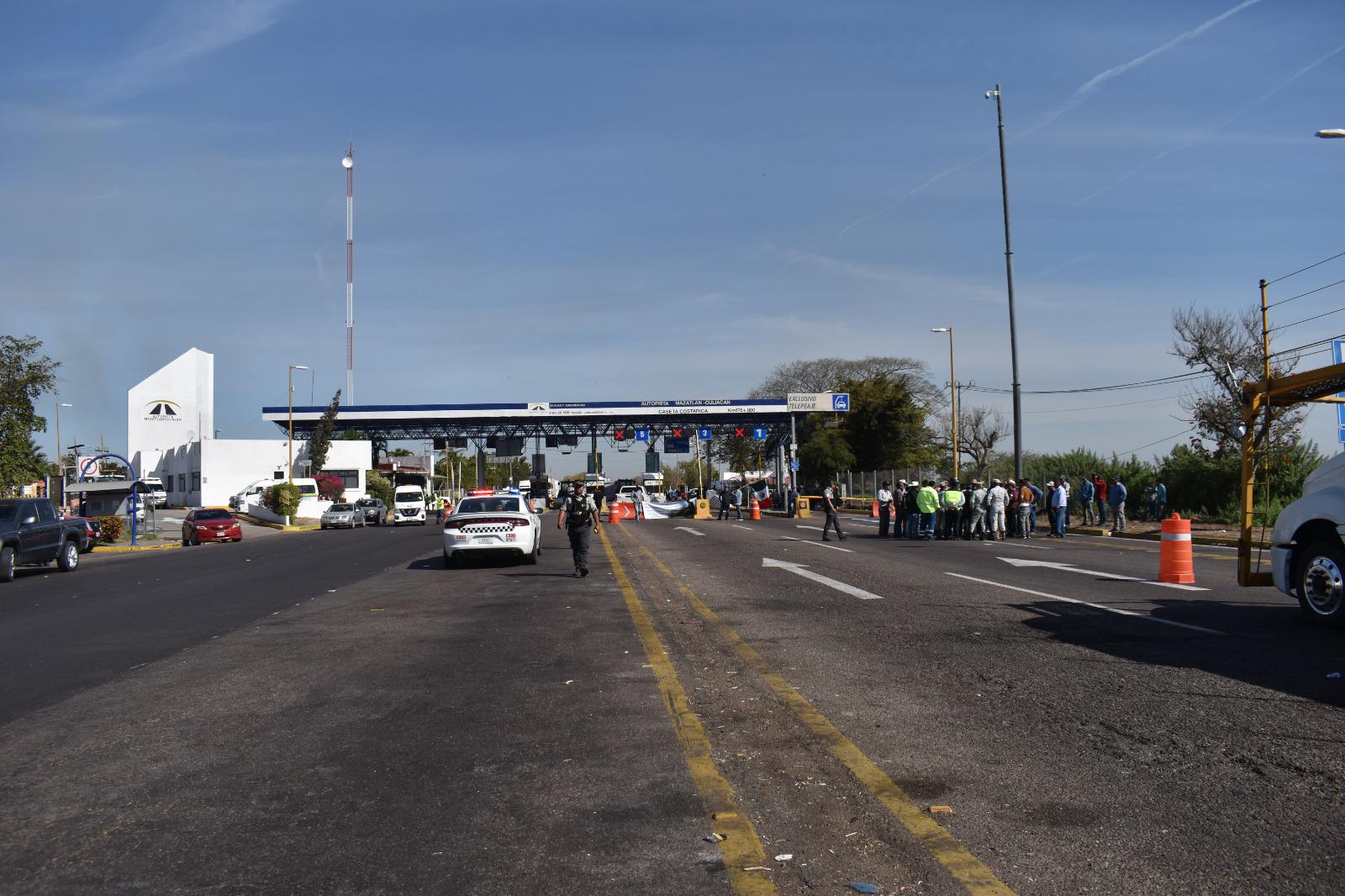 $!Maiceros restringen paso por caseta de Costa Rica en señal de protesta por el precio de comercialización