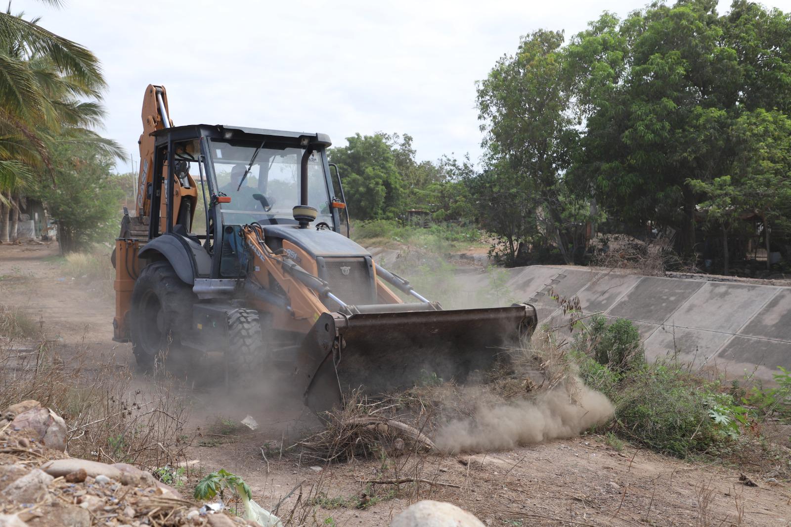 $!Ponen en marcha trabajos de desazolve en el Dren Miramar de Elota