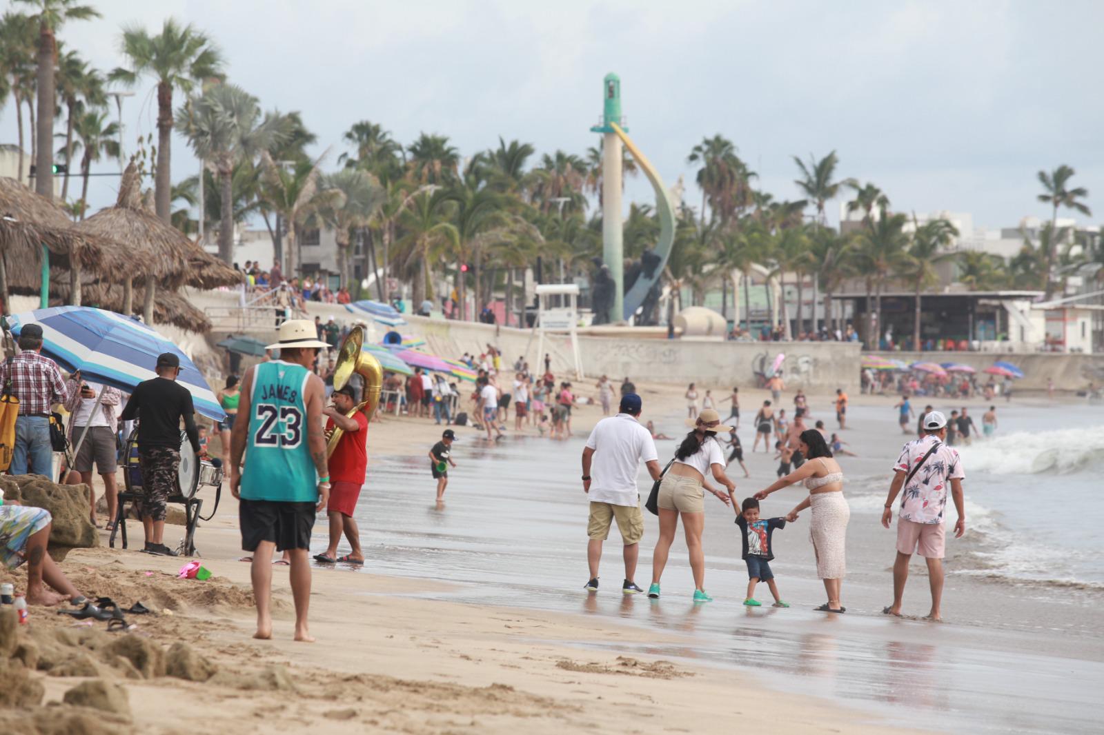 $!Aparece zona rocosa en áreas de playa de Mazatlán