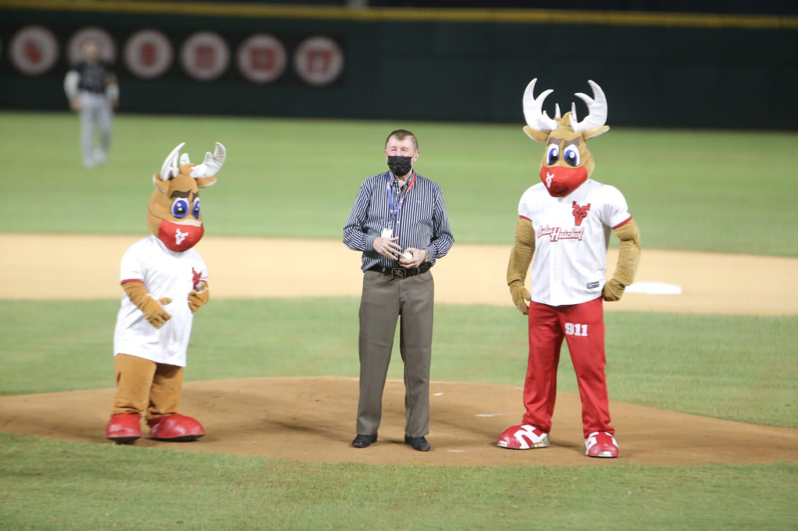 $!Germán Lizárraga lanza la primera bola en el inicio de la serie de Mazatlán vs Charros de Jalisco
