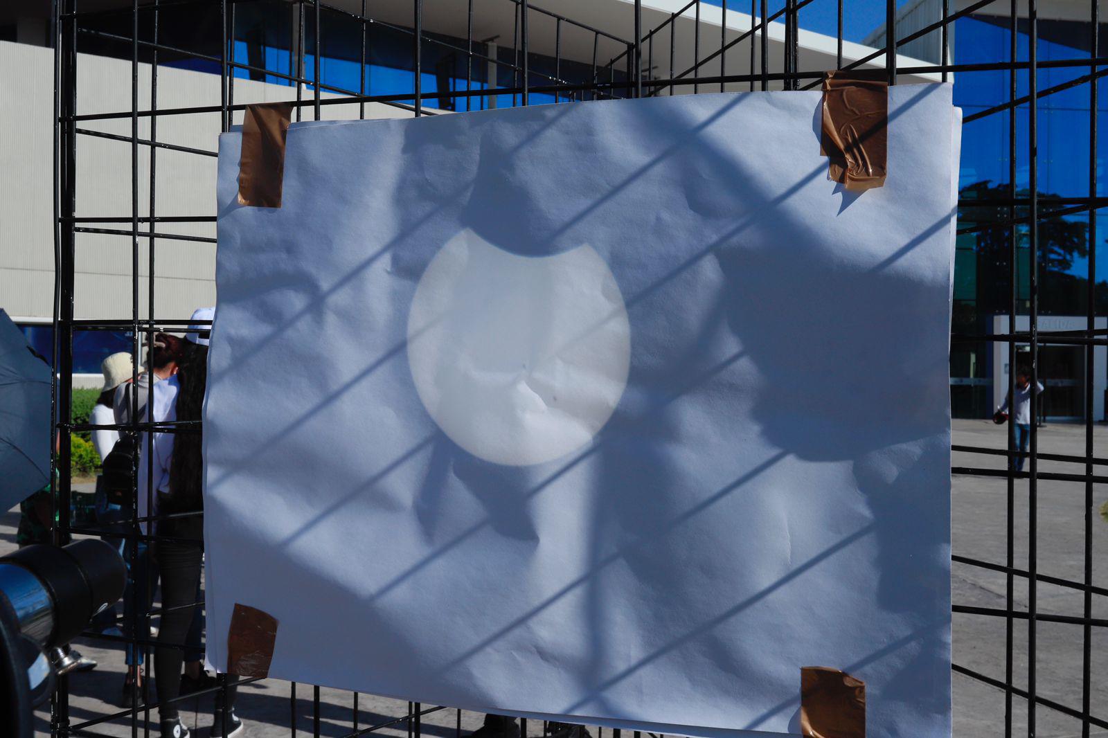$!Comienza eclipse solar anular en Sinaloa; en Culiacán también lo observan