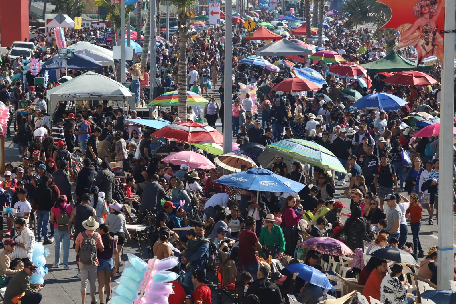 $!#Galería | Malecón de Mazatlán se muestra abarrotado y listo para que inicie la algarabía del desfile