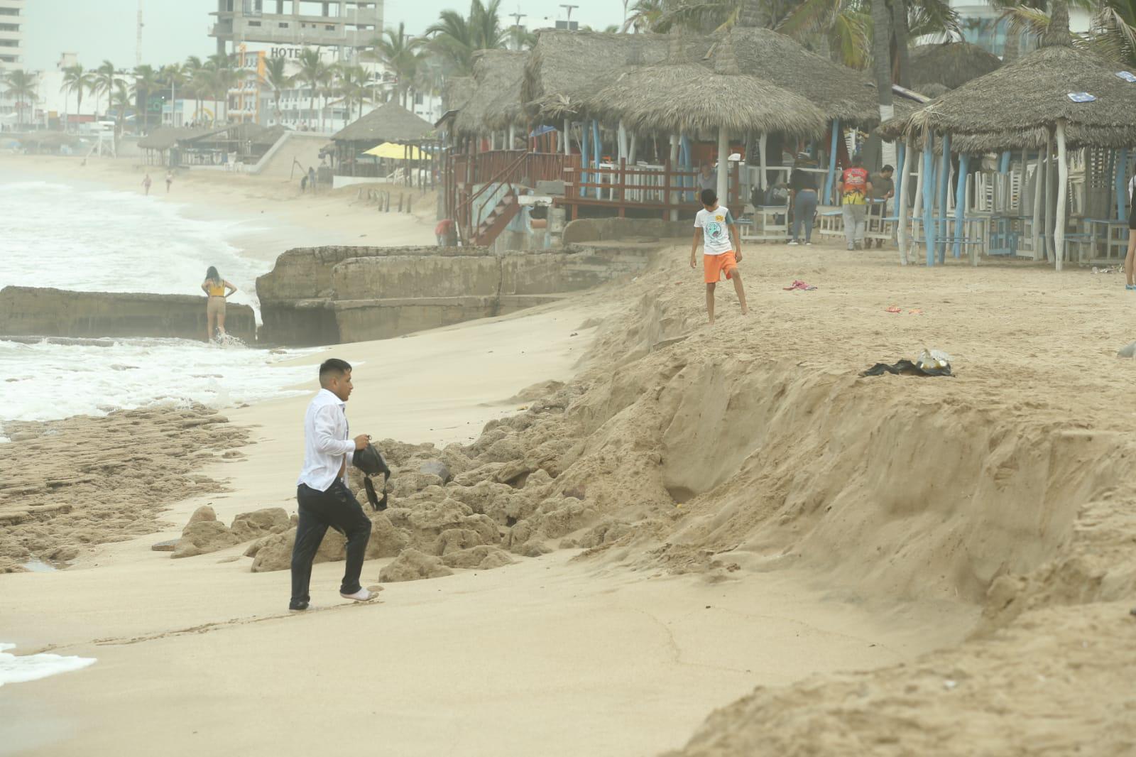 $!El fuerte oleaje se ‘come’ playas en Mazatlán