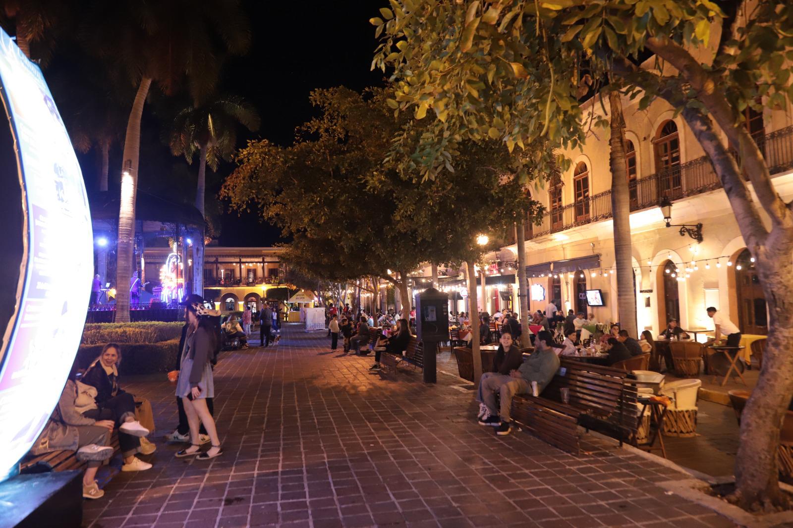 $!Baja afluencia de asistentes a Olas Altas y Plazuela Machado en cuarta noche del Carnaval