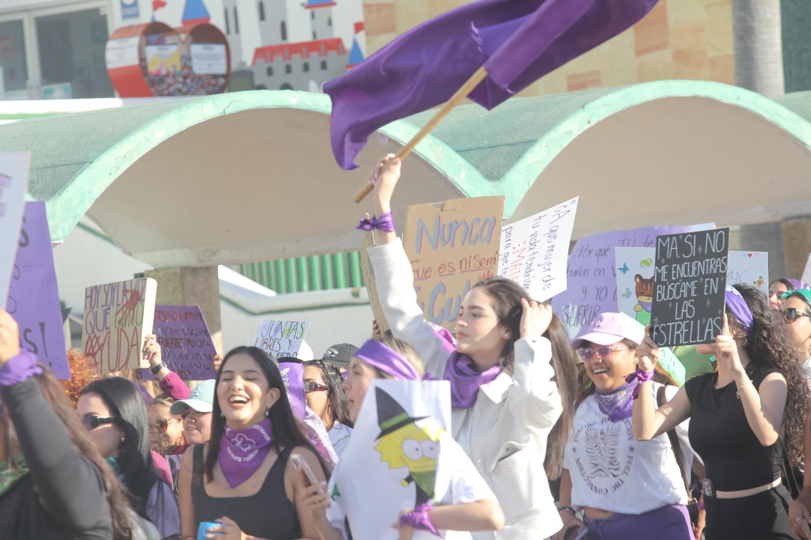 $!Resuenan consignas en Mazatlán durante la marcha del Día Internacional de la Mujer