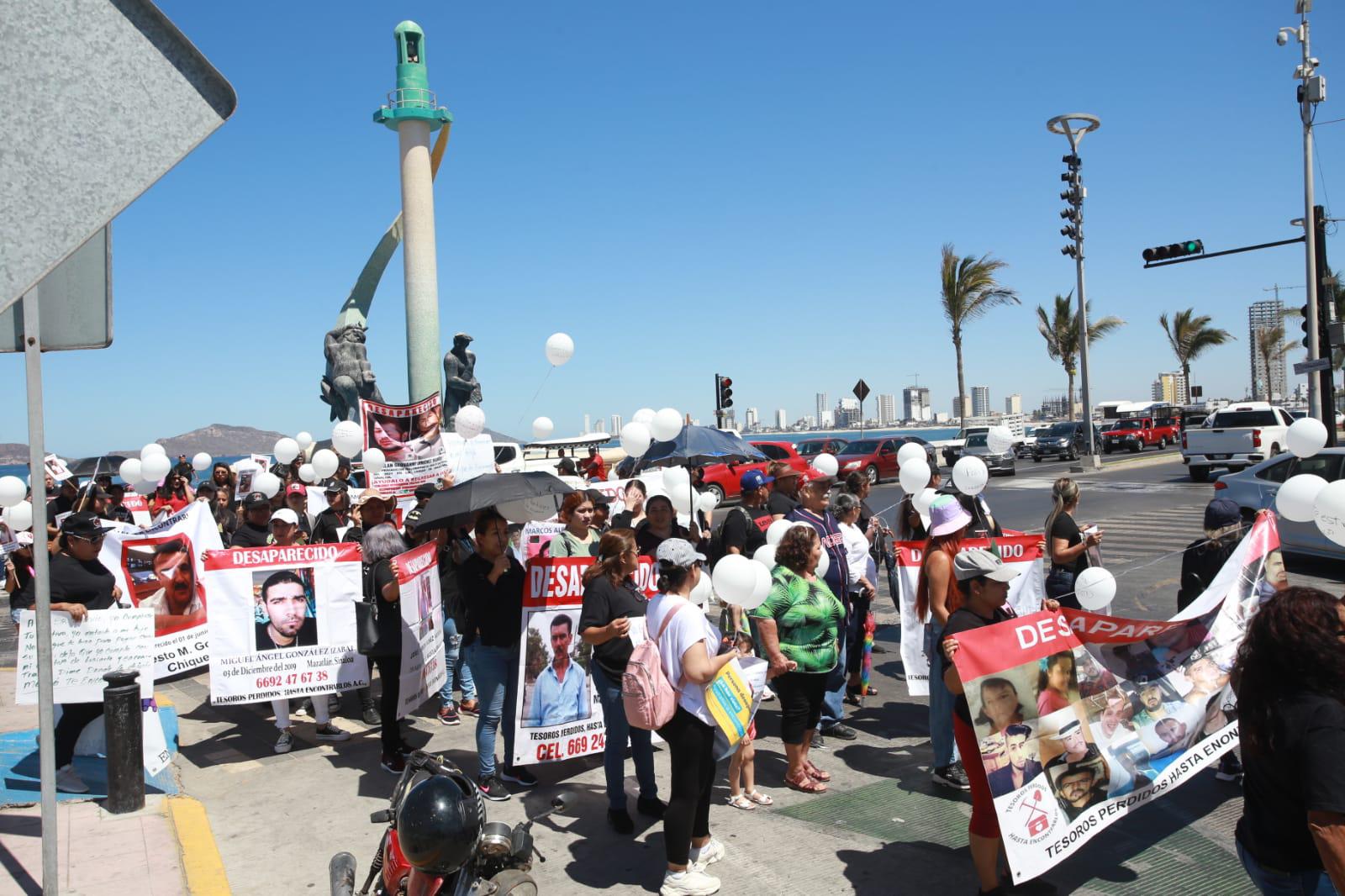 $!Marchan en Mazatlán para exigir el regreso de sus desaparecidos