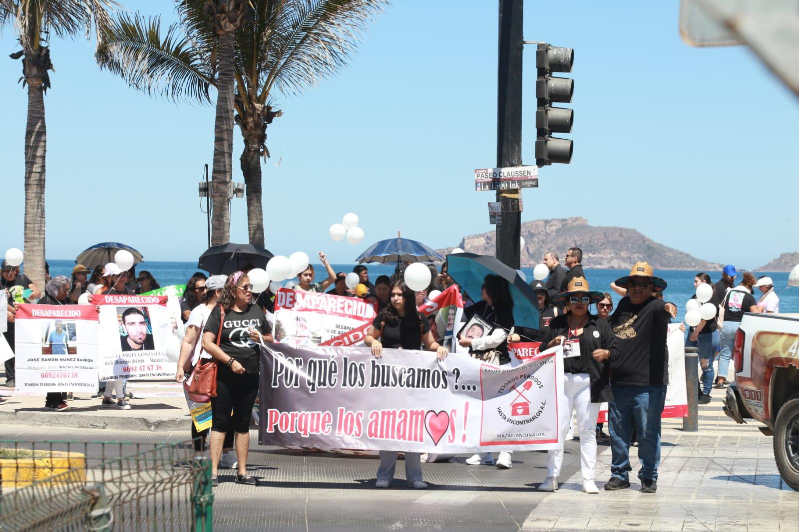 $!Marchan en Mazatlán para exigir el regreso de sus desaparecidos