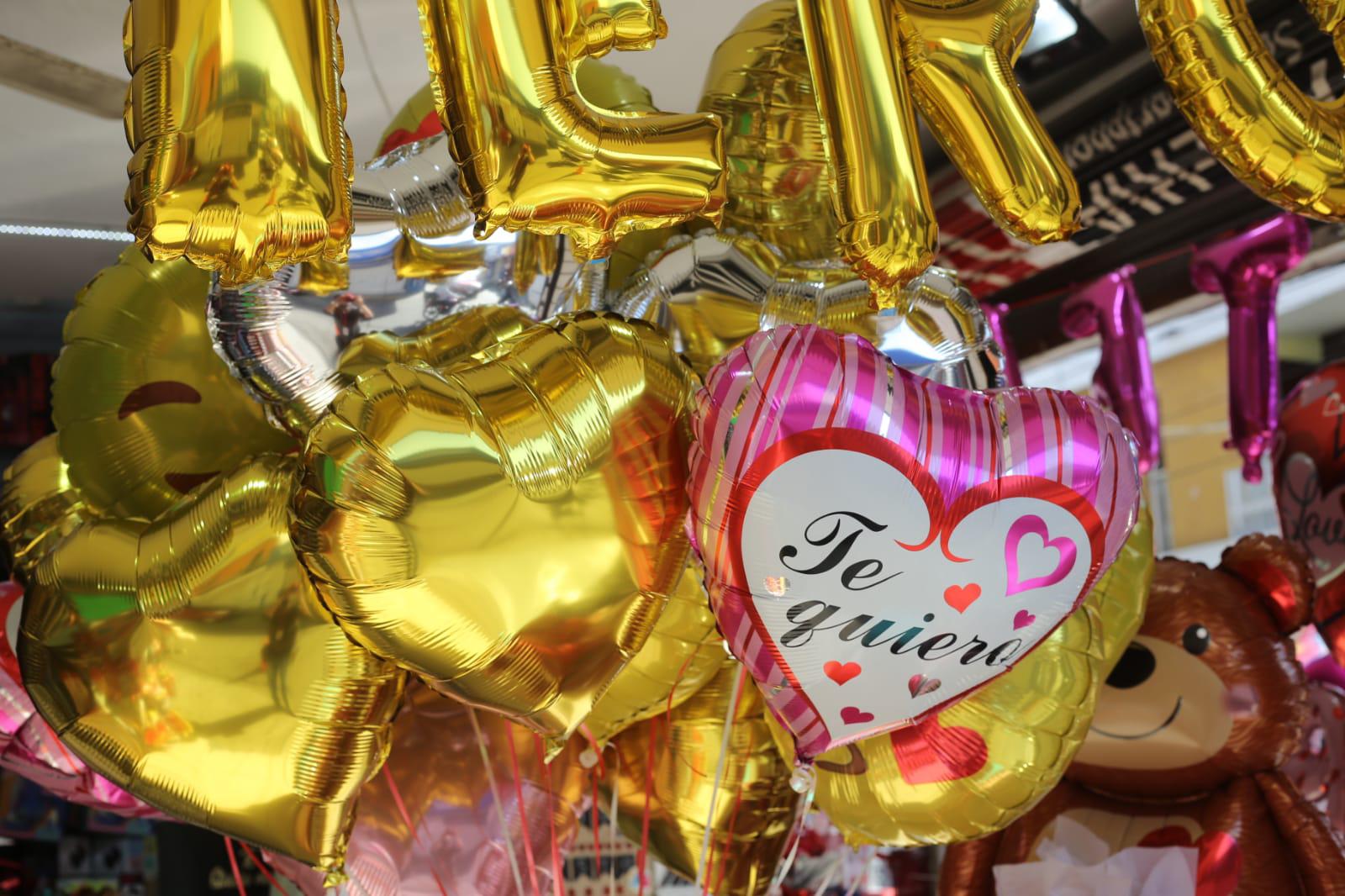 $!Comerciantes de globos, decoraciones y flores en Mazatlán reportan bajas ventas este 14 de febrero