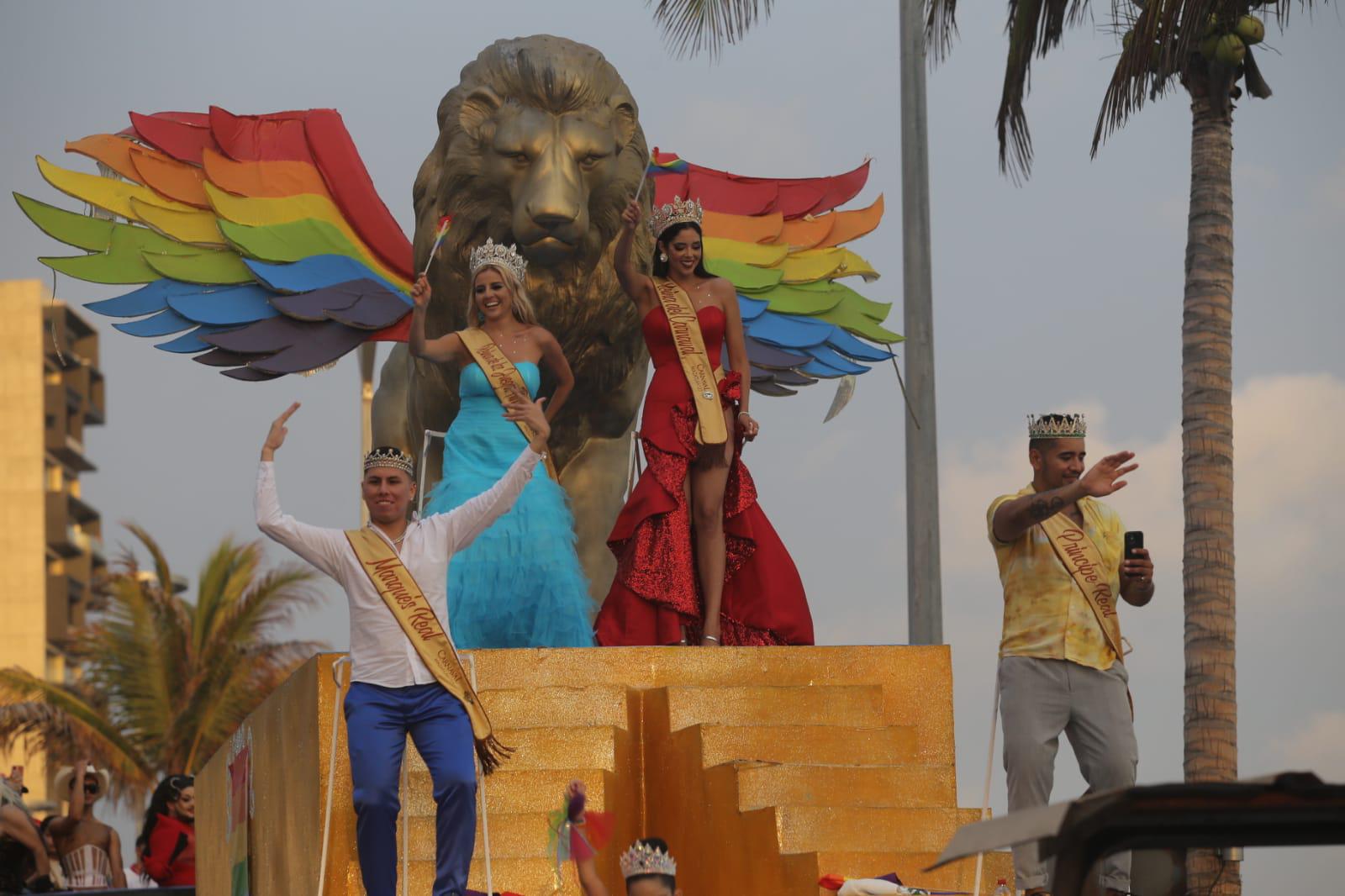 $!En Mazatlán el malecón se vuelve un abanico multicolor con marcha de la diversidad sexual; coronan a Ninel Conde como su Reina