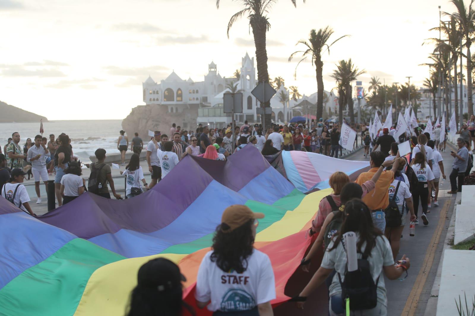 $!En Mazatlán el malecón se vuelve un abanico multicolor con marcha de la diversidad sexual; coronan a Ninel Conde como su Reina