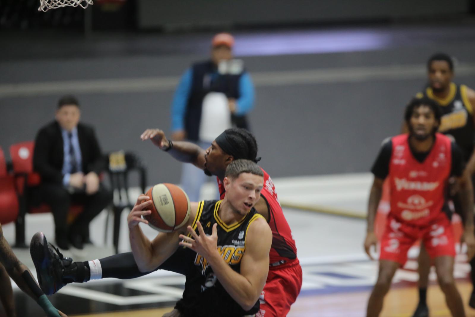 $!Venados Basketball gana su primera serie de la temporada