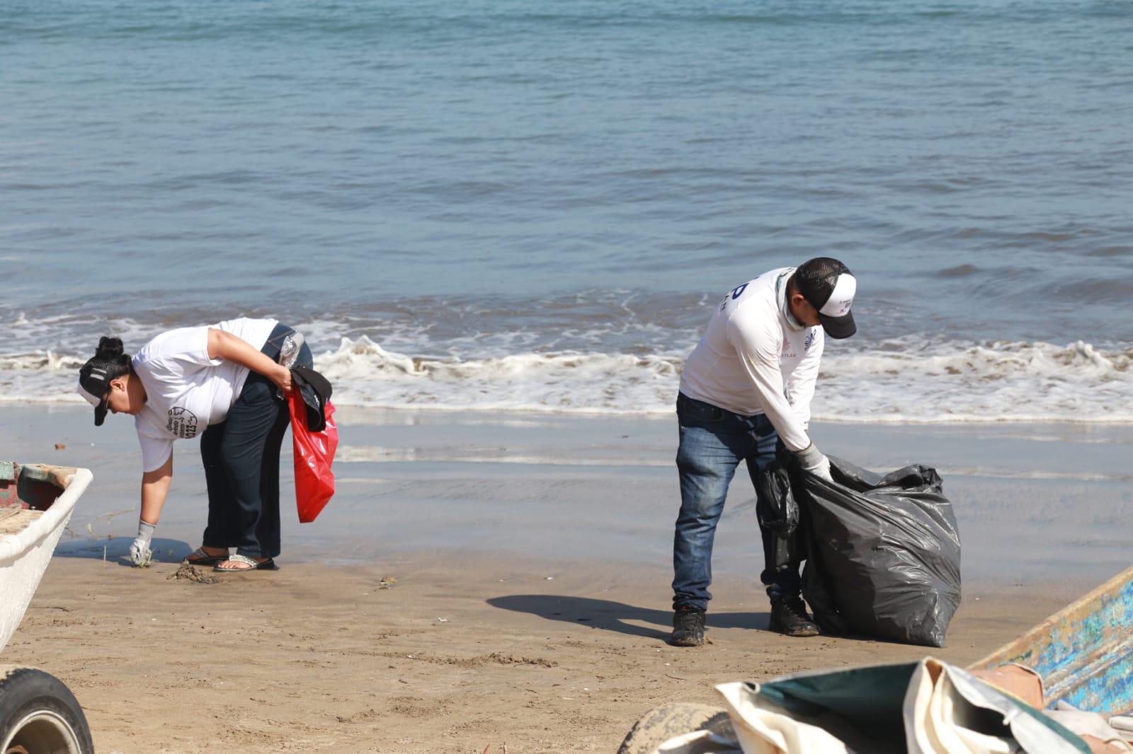 $!Limpian playas de Mazatlán para concientizar en Día del Medio Ambiente