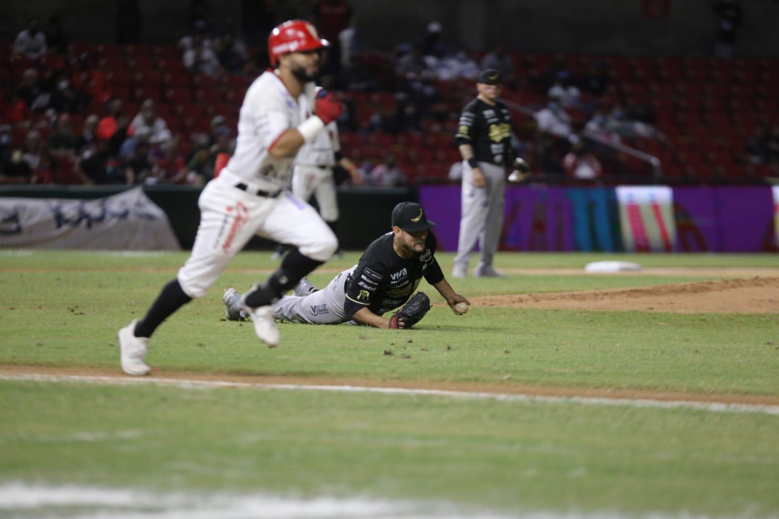 $!Édgar Torres domina la ofensiva de Sultanes y Venados pega primero en la serie