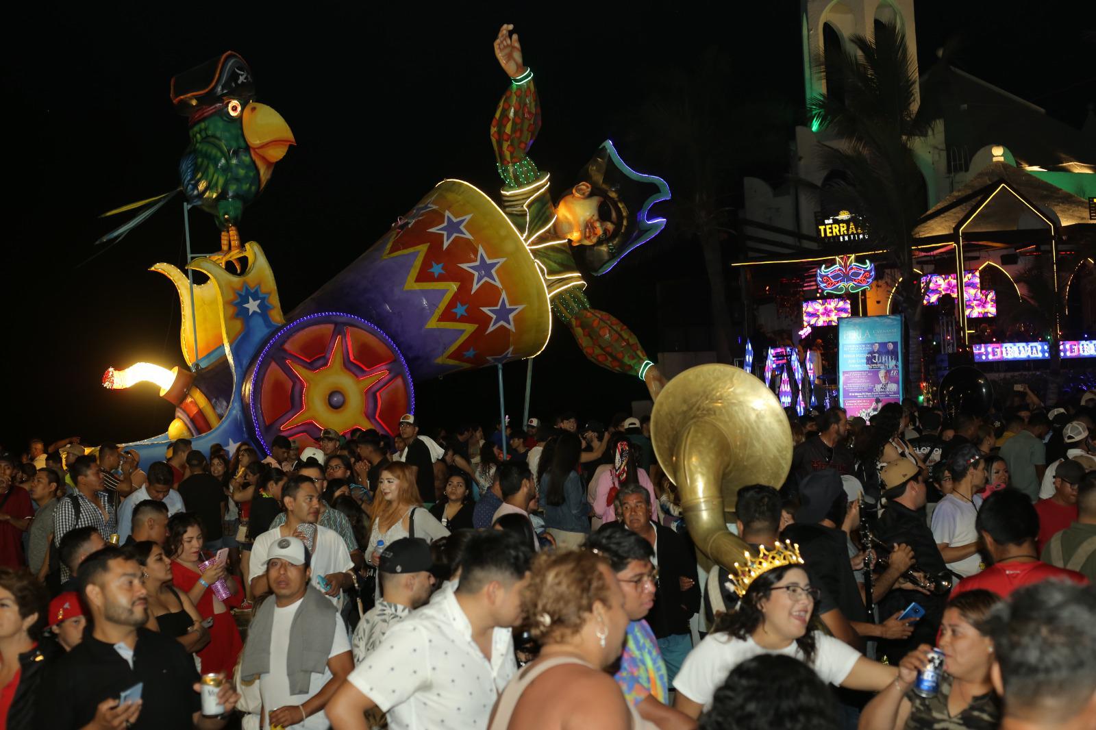 $!Mazatlecos siguen la fiesta en el malecón tras el desfile del Carnaval
