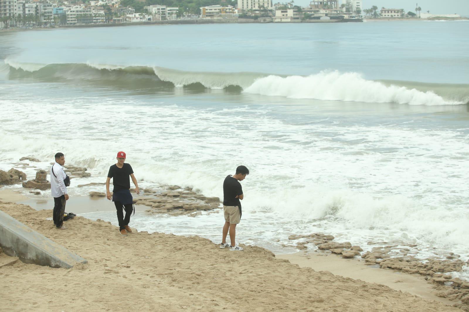 $!El fuerte oleaje se ‘come’ playas en Mazatlán