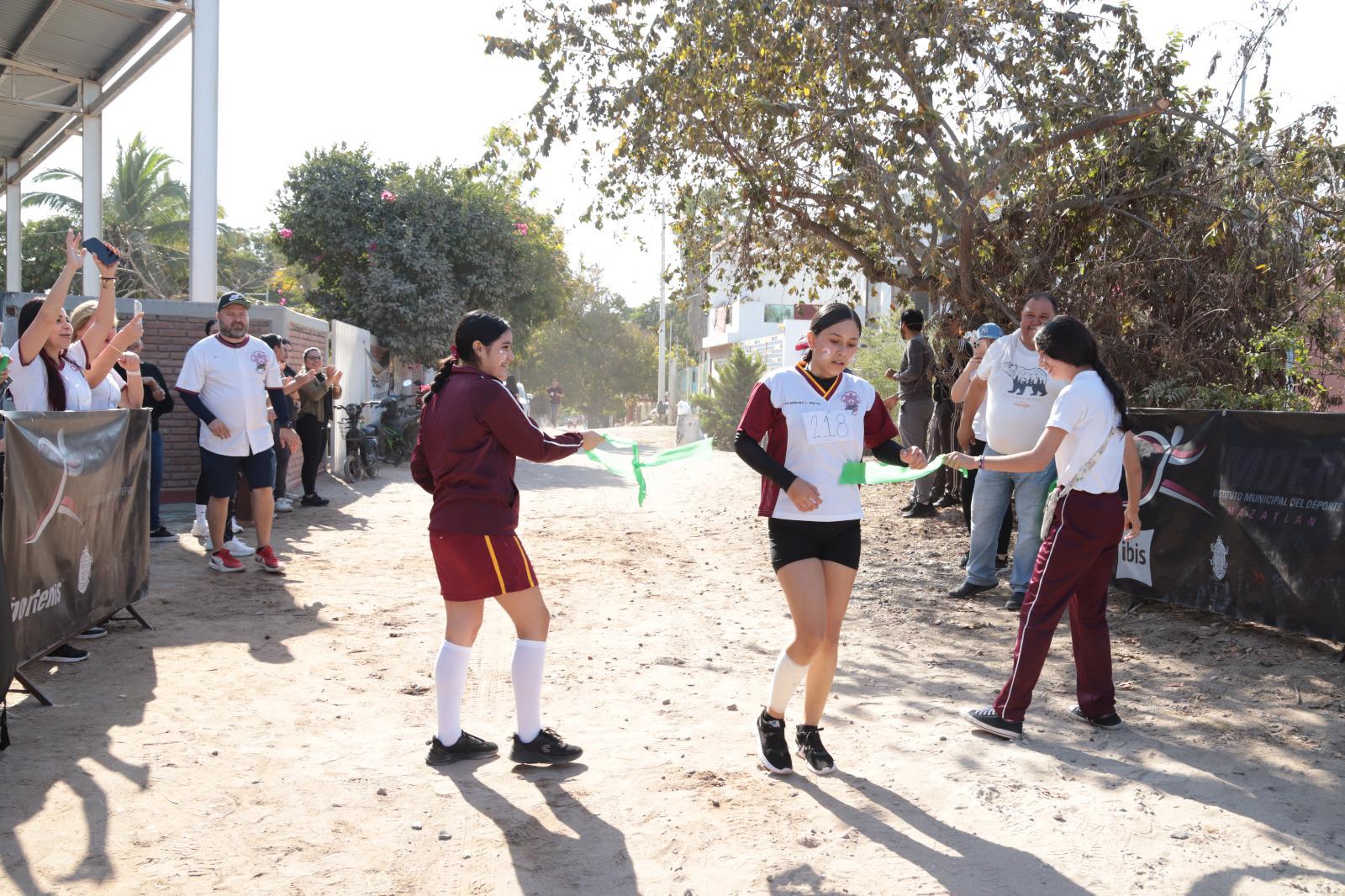 $!Celebran Primera Carrera Deportiva en la ETI 88 de la Isla de la Piedra