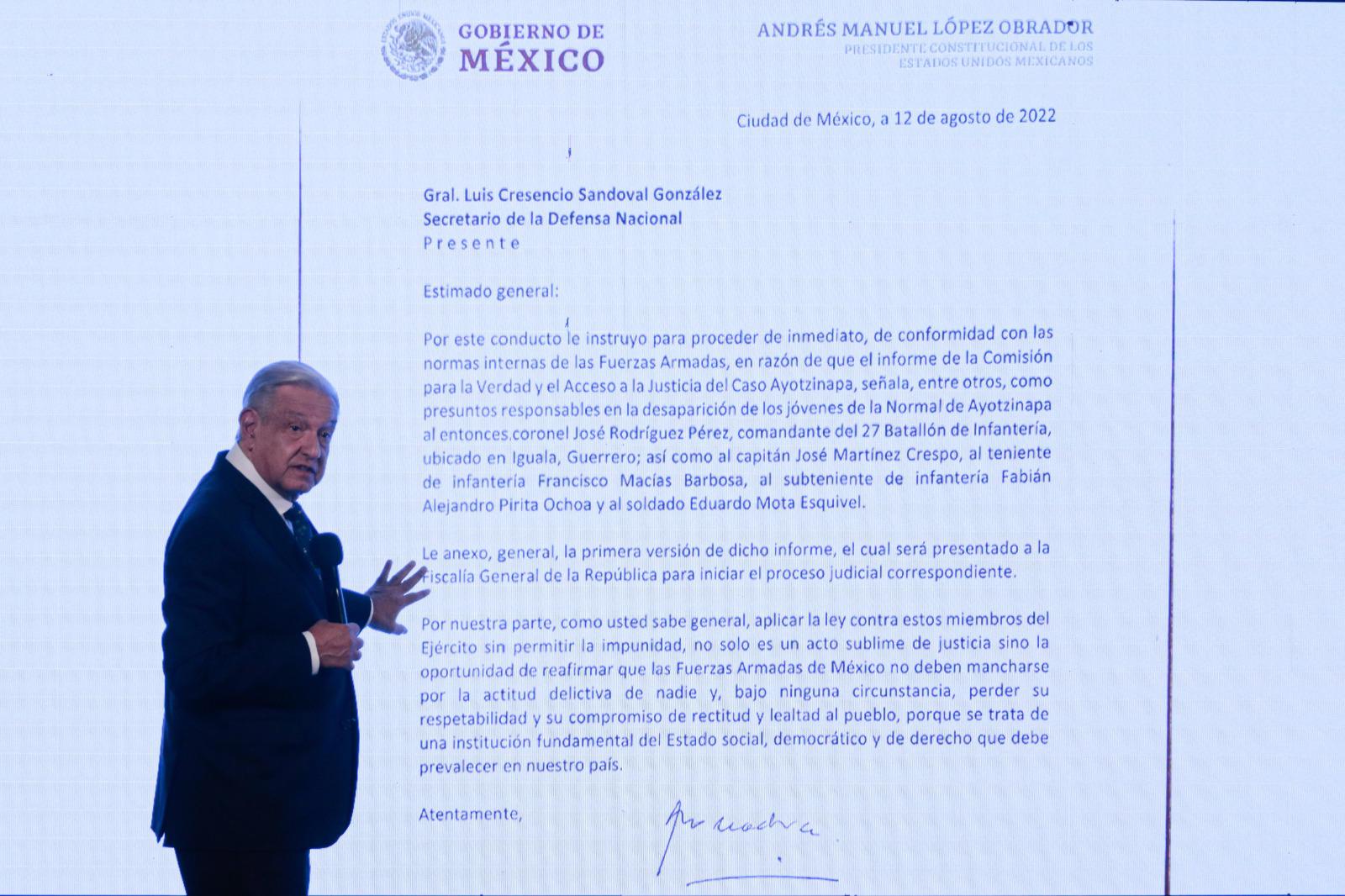 $!El pasado jueves 21, el presidente mostró un par de cartas en las que solicitaba al secretario de Defensa proceder con la detención de militares involucrados en el caso.