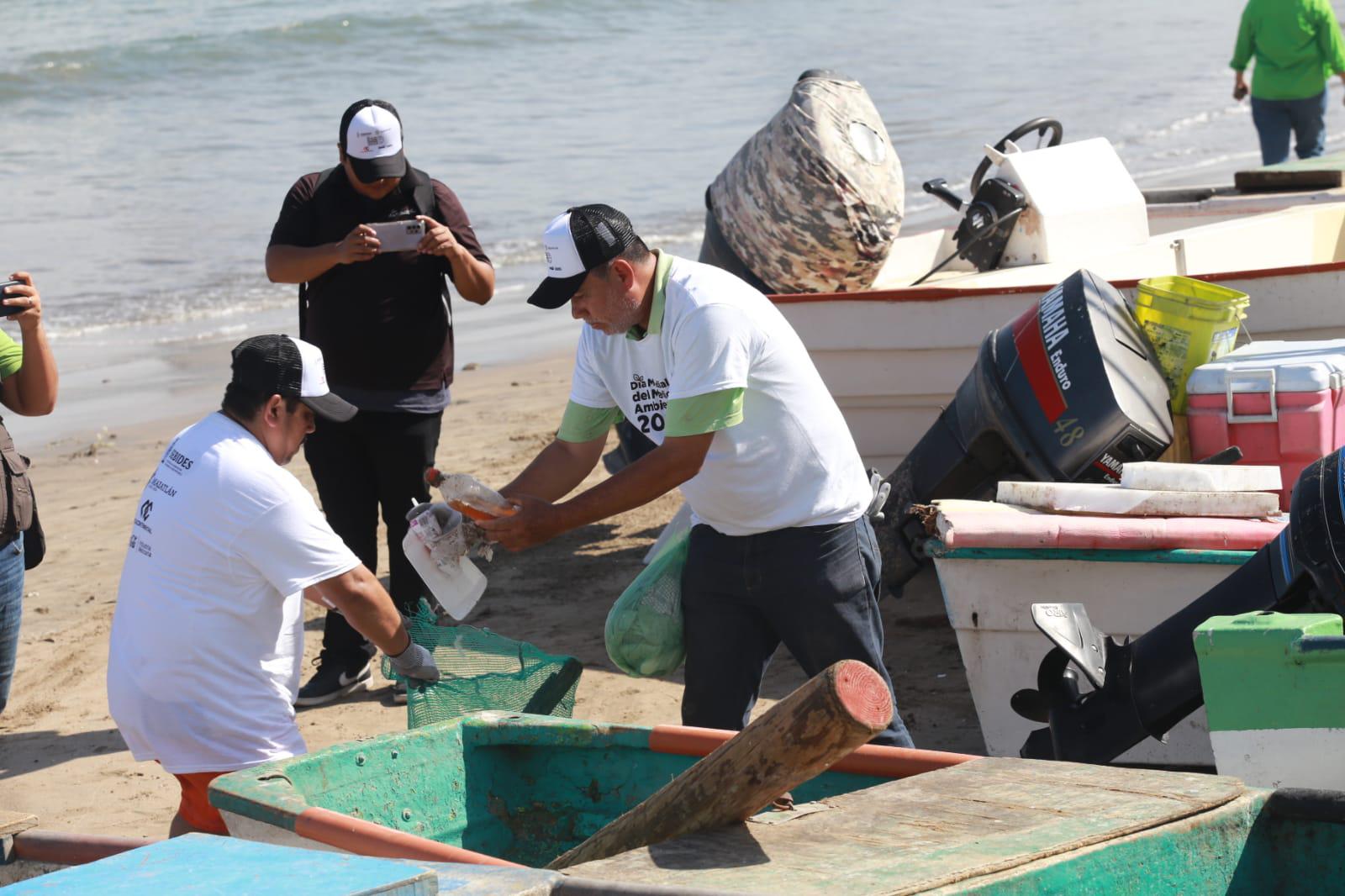 $!Limpian playas de Mazatlán para concientizar en Día del Medio Ambiente