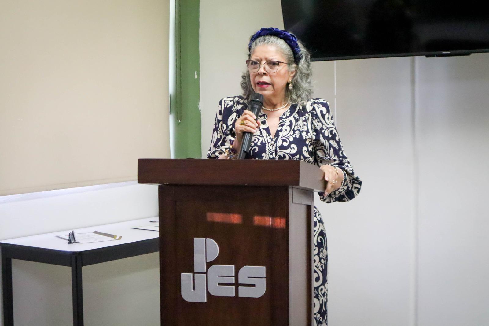 $!Bertha Alicia Mena agradeció la distinción.