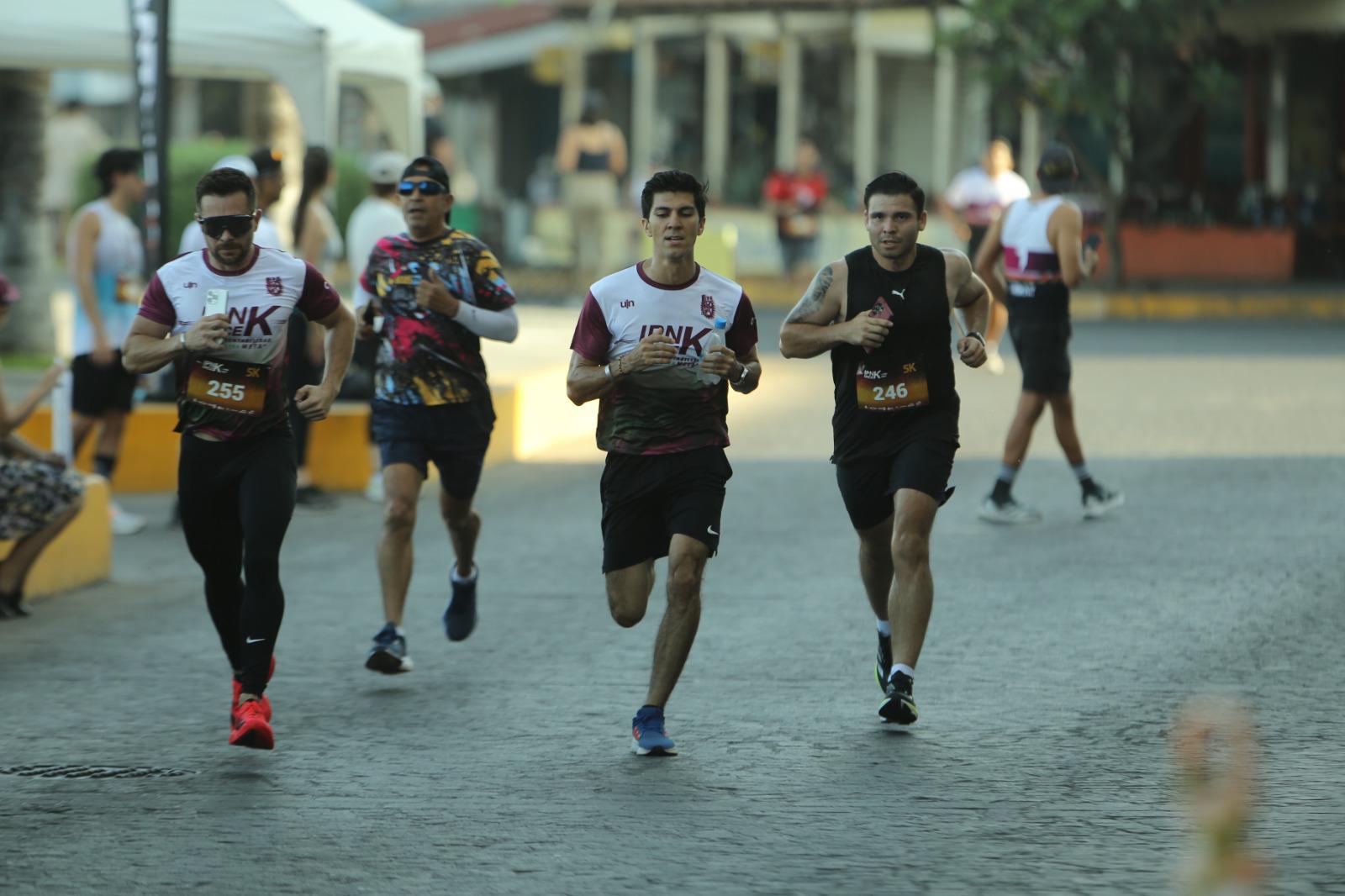 $!Ana Llorente y Javier Labrador brillan en la Carrera IPN OnceK en Mazatlán