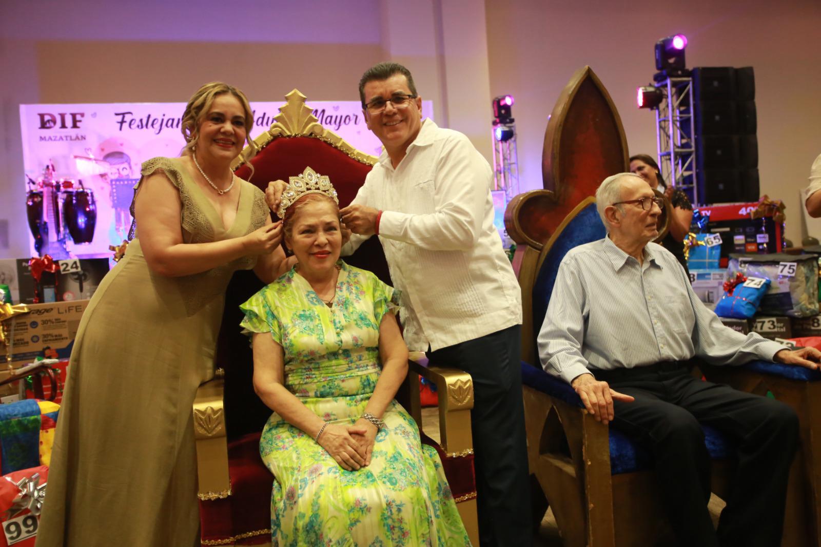 $!En medio de rifa, festejan al Adulto Mayor del DIF Mazatlán