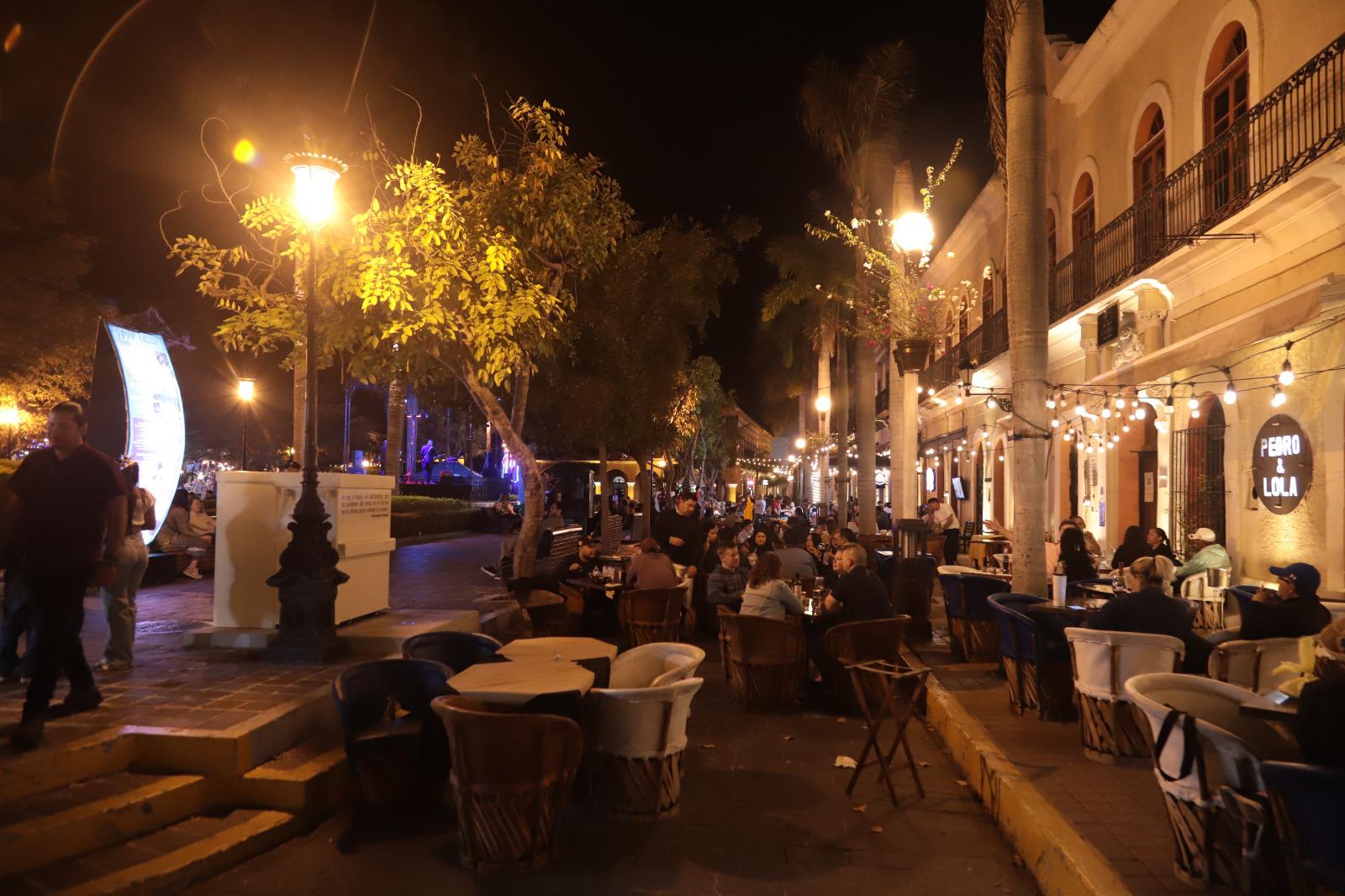 $!Baja afluencia de asistentes a Olas Altas y Plazuela Machado en cuarta noche del Carnaval