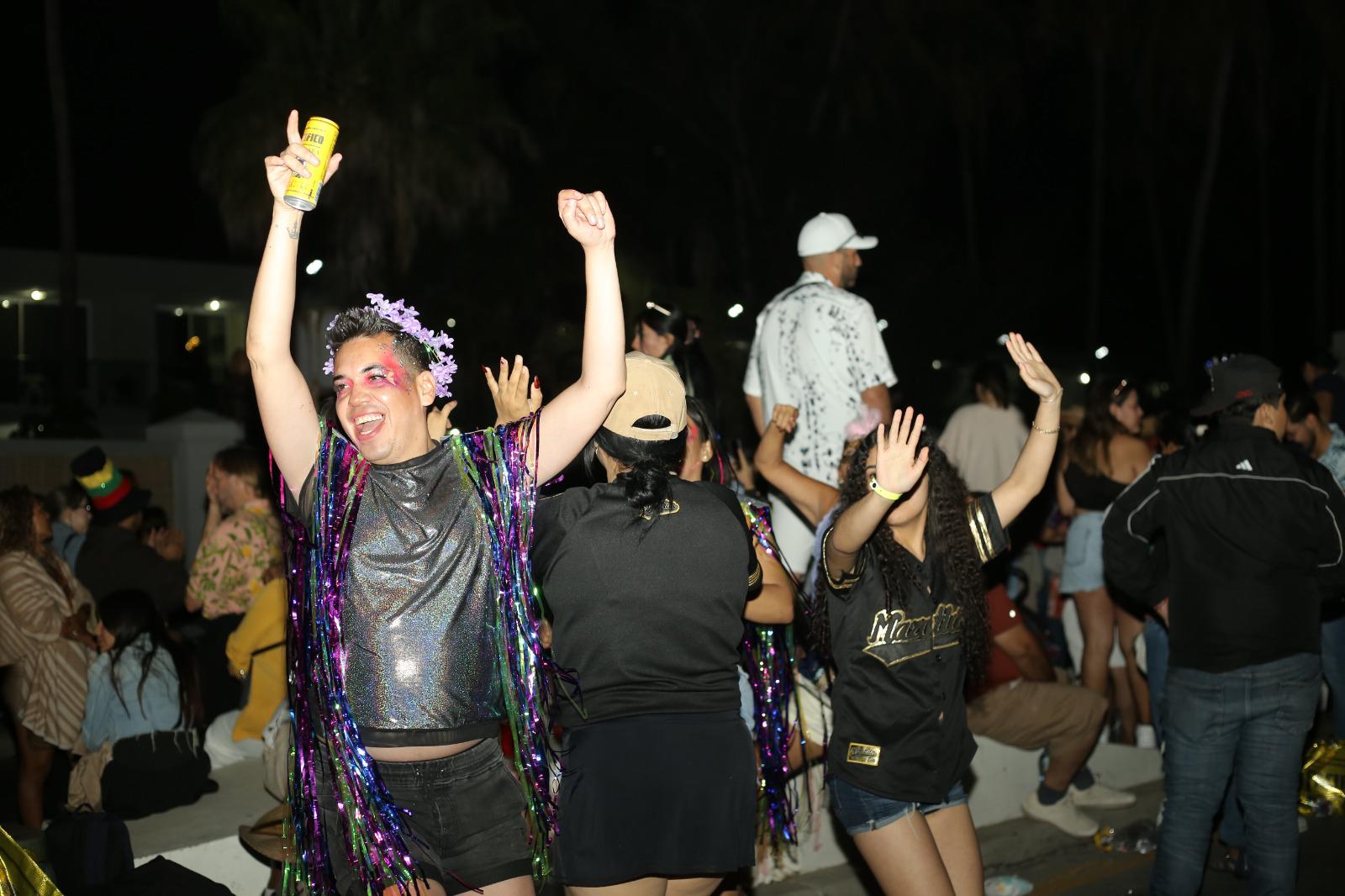 $!Mazatlecos siguen la fiesta en el malecón tras el desfile del Carnaval