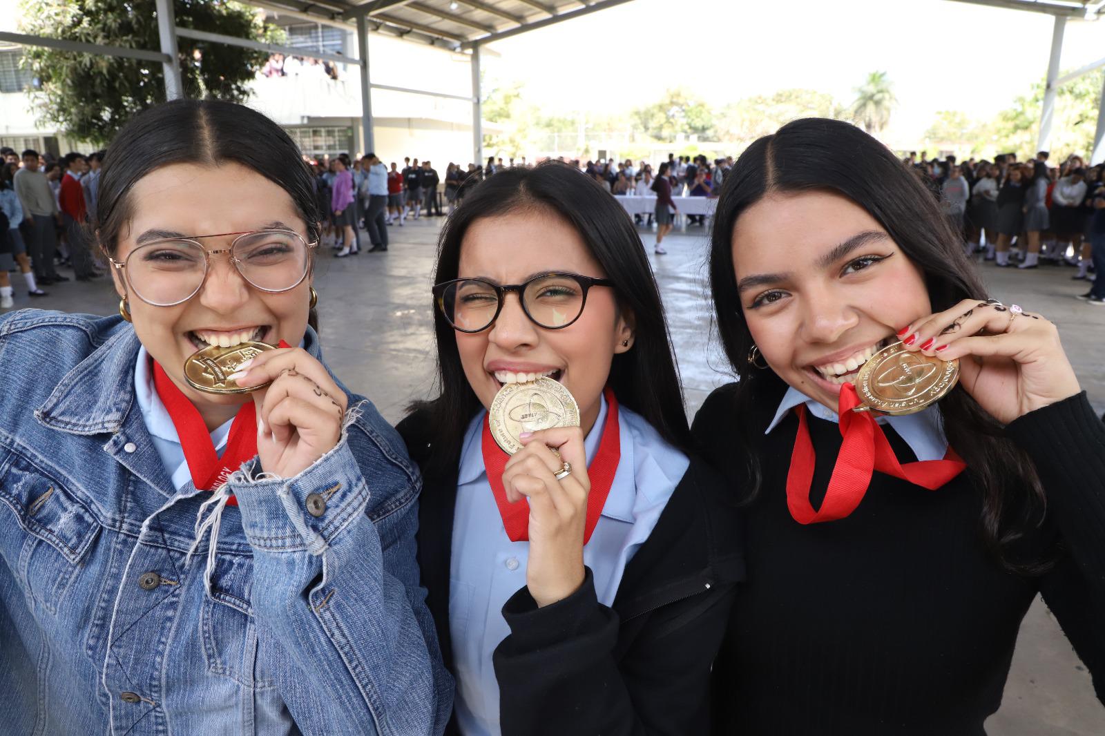 $!Reciben a alumnas de la Prepa Vasconcelos, ganadoras del oro en Túnez