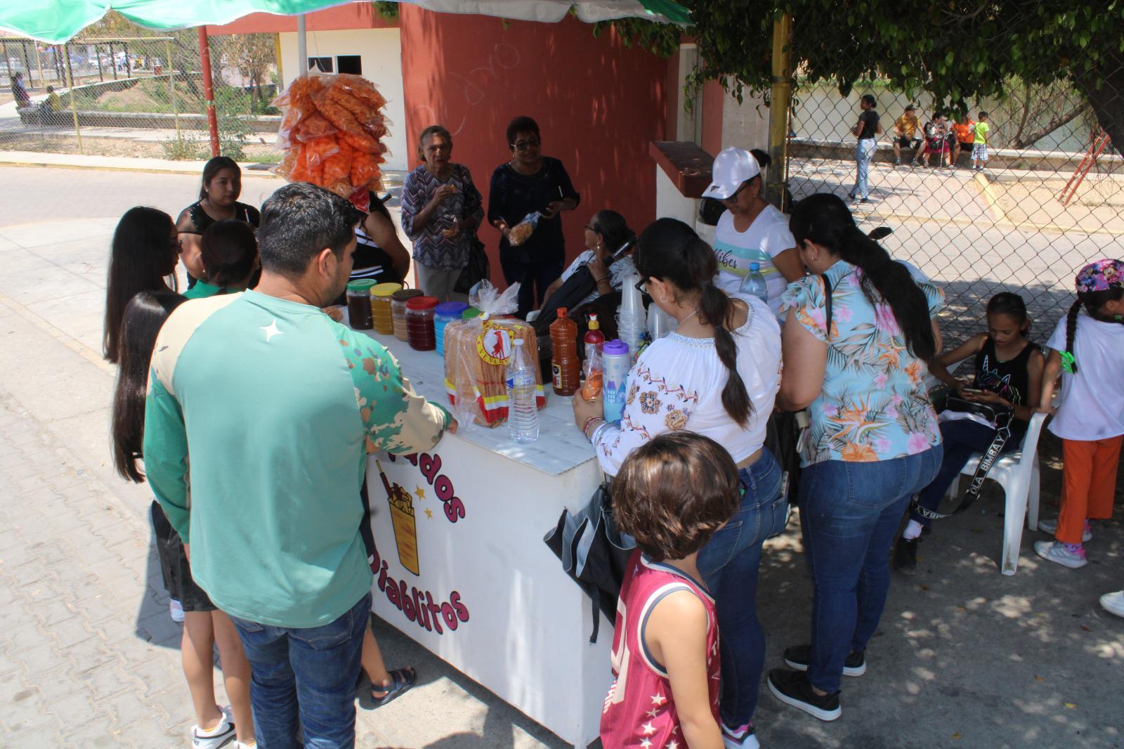 $!Comerciantes aprovechan la representación del Viacrucis en El Rosario para obtener un ingreso