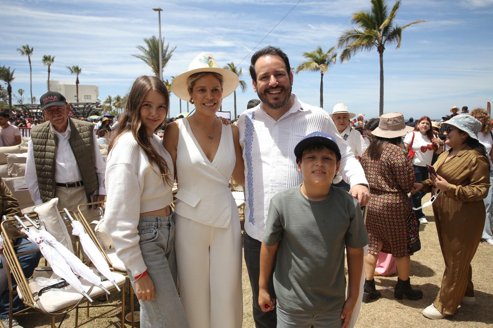 $!Natalia García de Velarde y Ricardo Velarde con sus hijos, Natalia Sofía y Ricardo.
