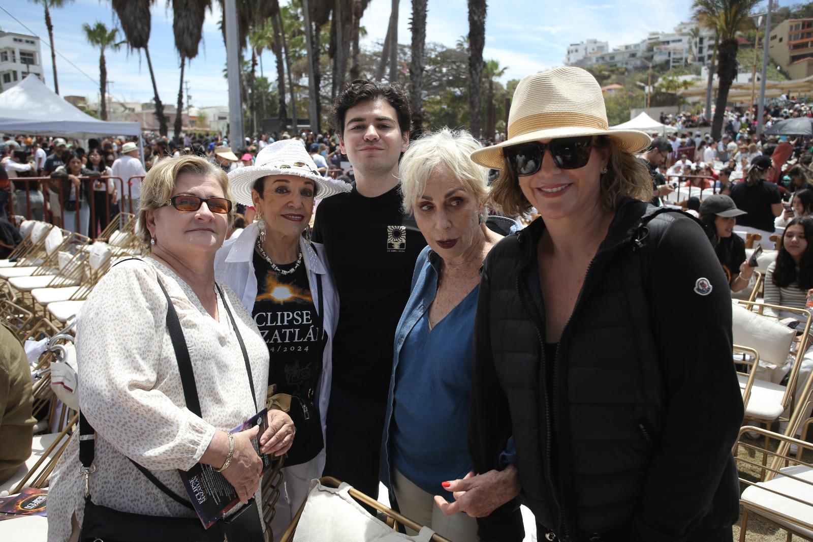 $!Emilia Sofía Rico, Carmen Sánchez, Humberto Juárez, Esther Juárez de Nelson y María Esther Juárez de Letamendi.