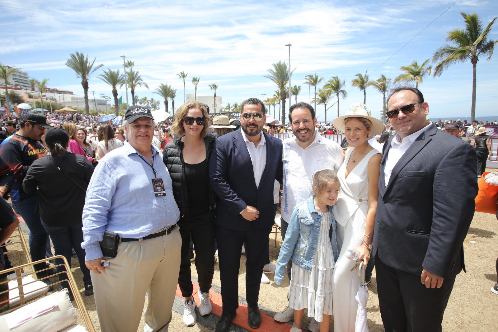 $!Raúl Rico, María Esther Juárez de Letamendi, Carlos Osuna, Ricardo Velarde, Natalia García de Velarde, José Manuel Chu y la pequeña María Paula Velarde, Reina Infantil del Carnaval 2024.