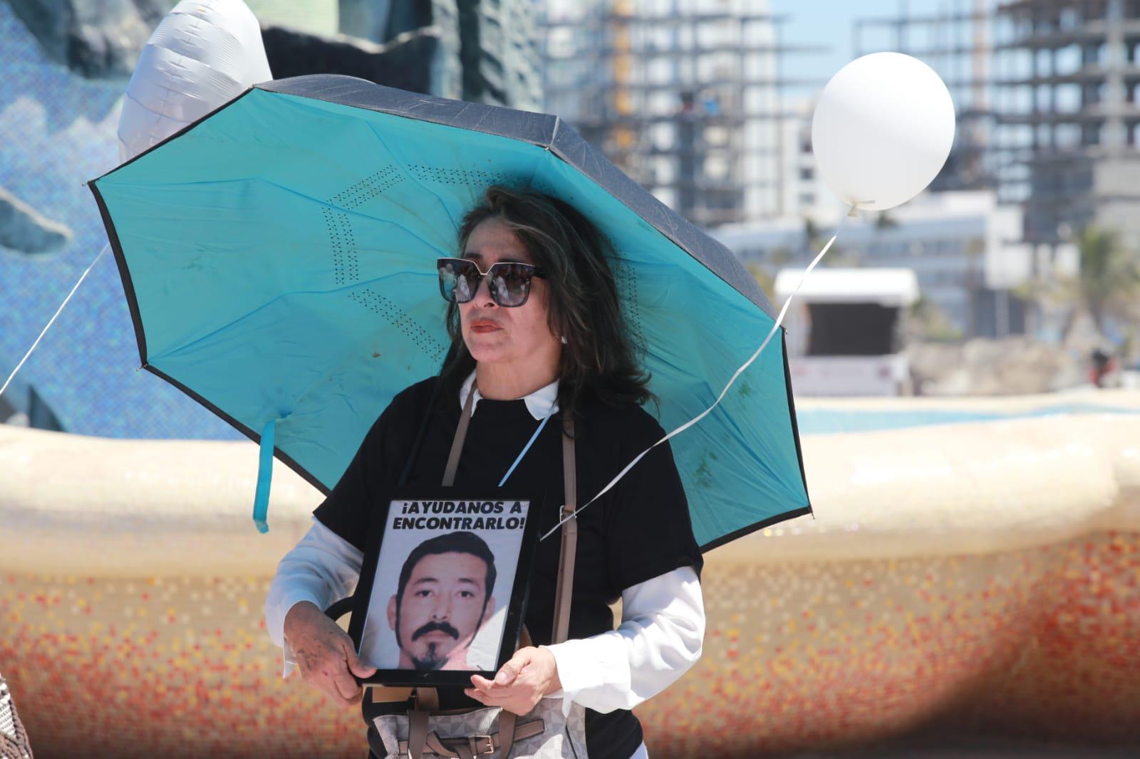 $!Marchan en Mazatlán para exigir el regreso de sus desaparecidos