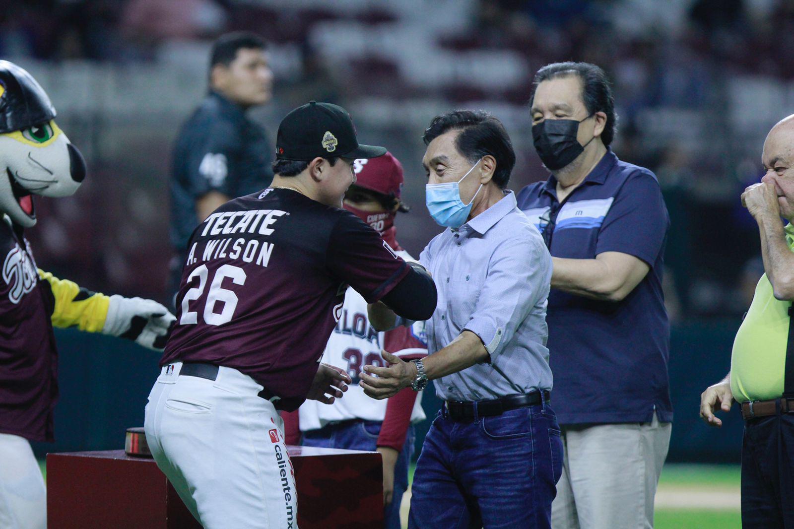 $!Alexis Wilson recibe su Guante de Oro como el mejor receptor de la campaña anterior