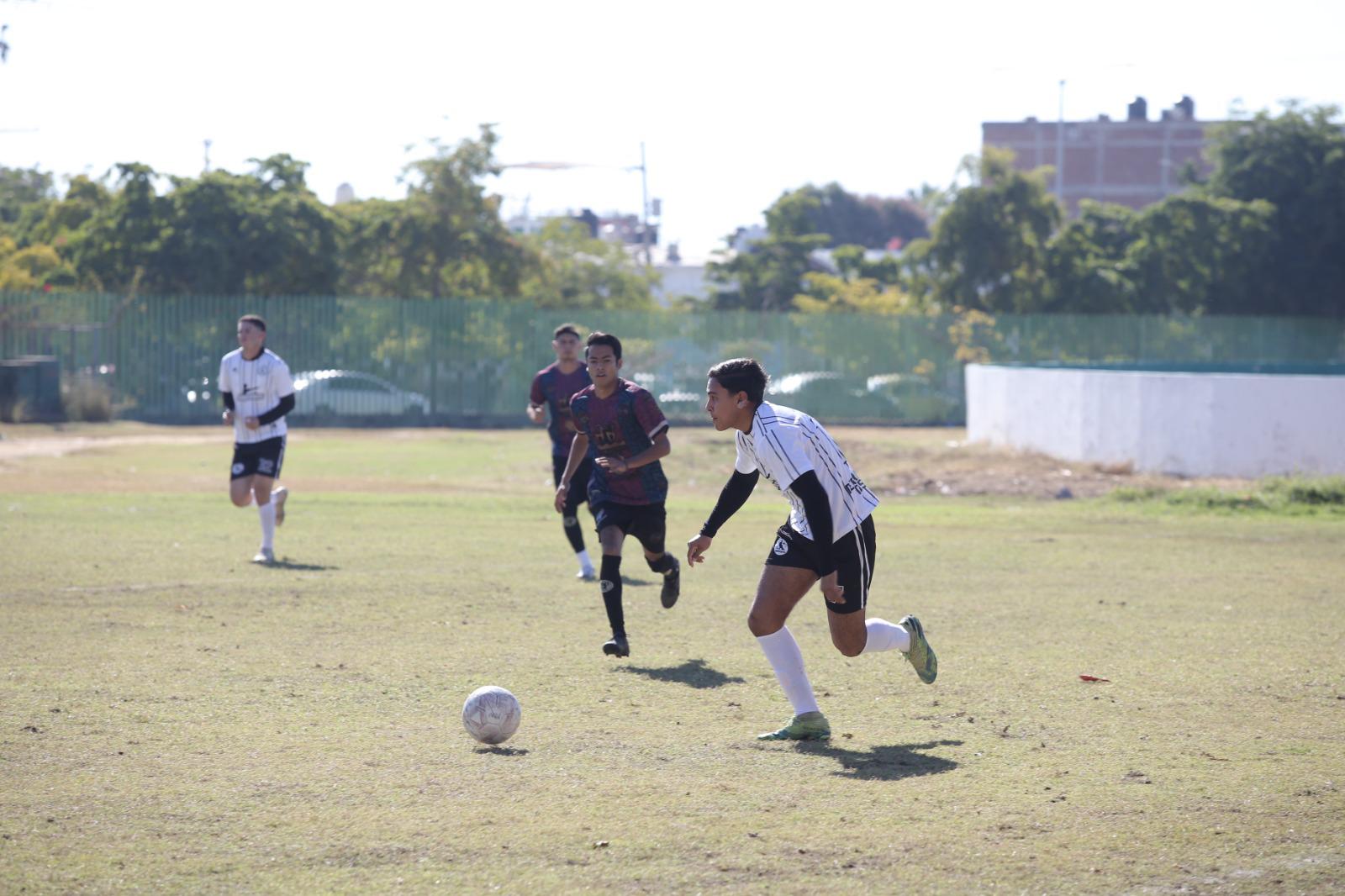$!Yew Deportivo 96 derrota a Cuervos en atropellado encuentro