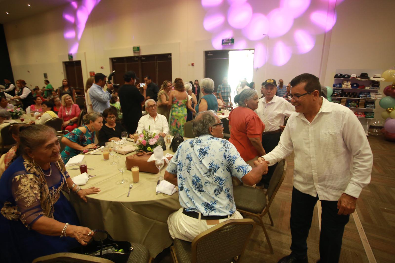 $!En medio de rifa, festejan al Adulto Mayor del DIF Mazatlán