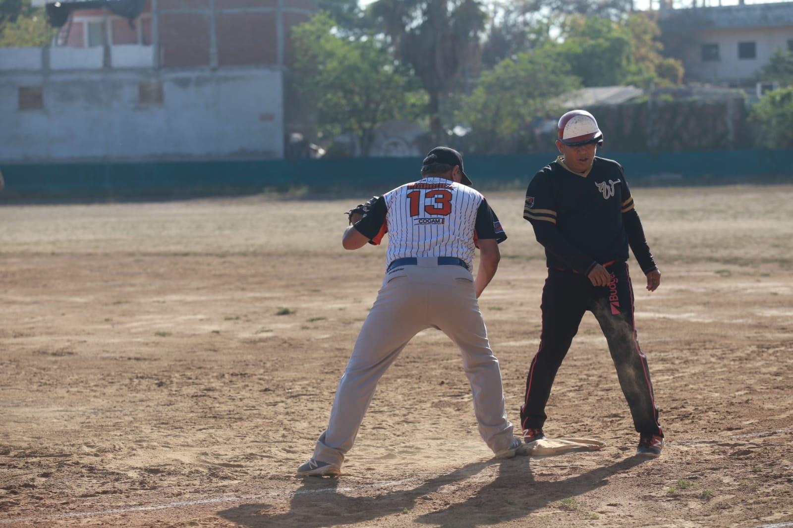 $!Pulmonías iguala marca al imponerse en Liga de Meseros