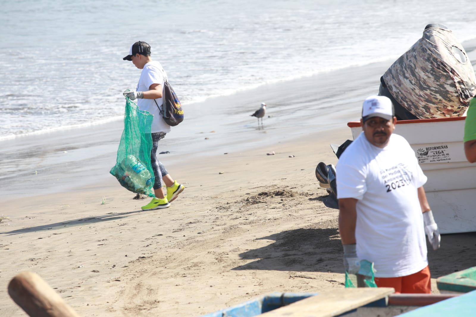 $!Limpian playas de Mazatlán para concientizar en Día del Medio Ambiente