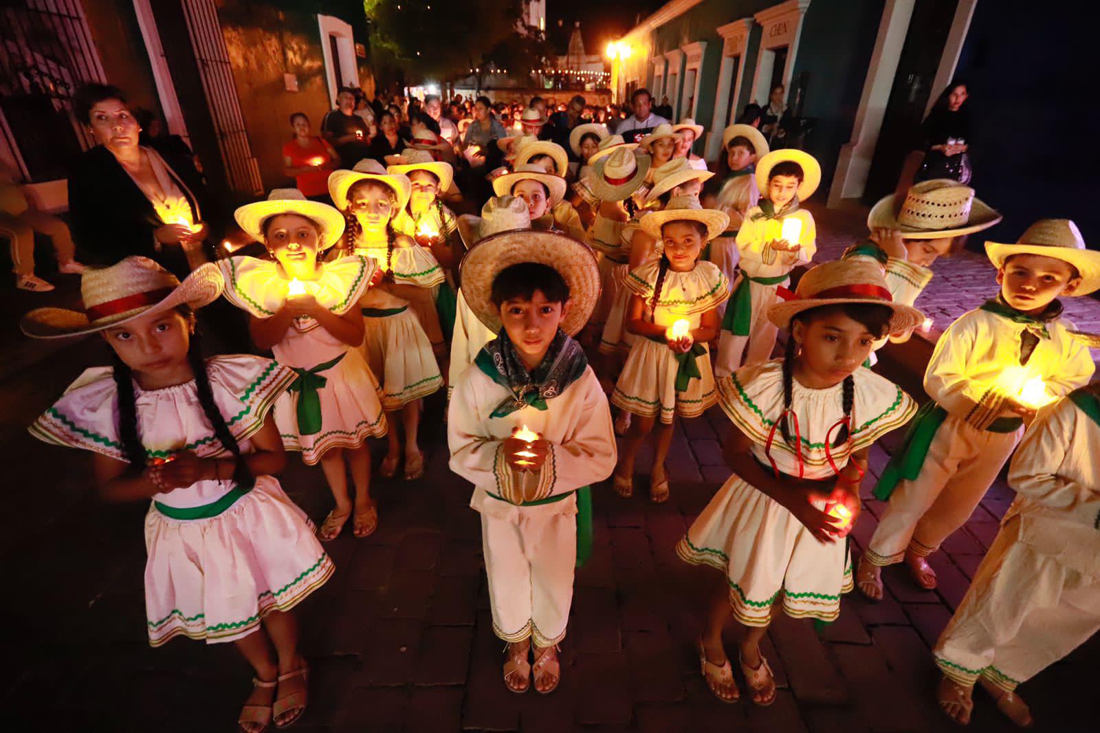 $!Cosalá reúne a miles en la Fiesta de las Velas en honor la Virgen de Guadalupe