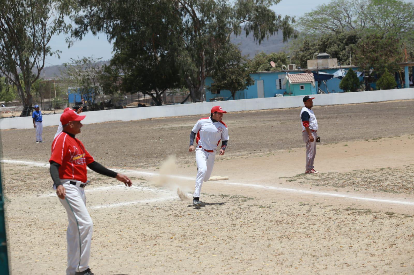 $!Familia Corlosqui iguala semifinal, en Club Chololos