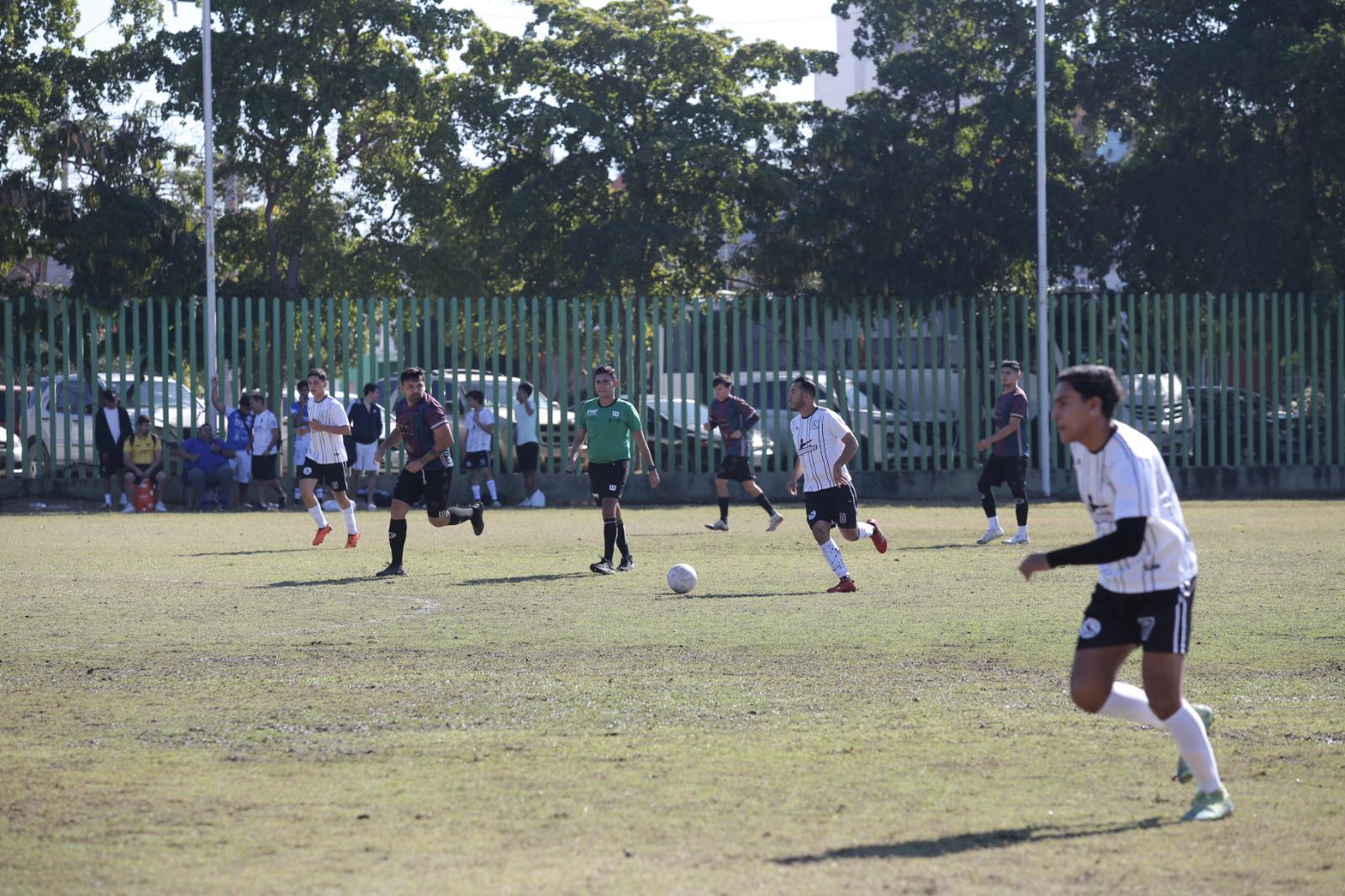 $!Yew Deportivo 96 derrota a Cuervos en atropellado encuentro