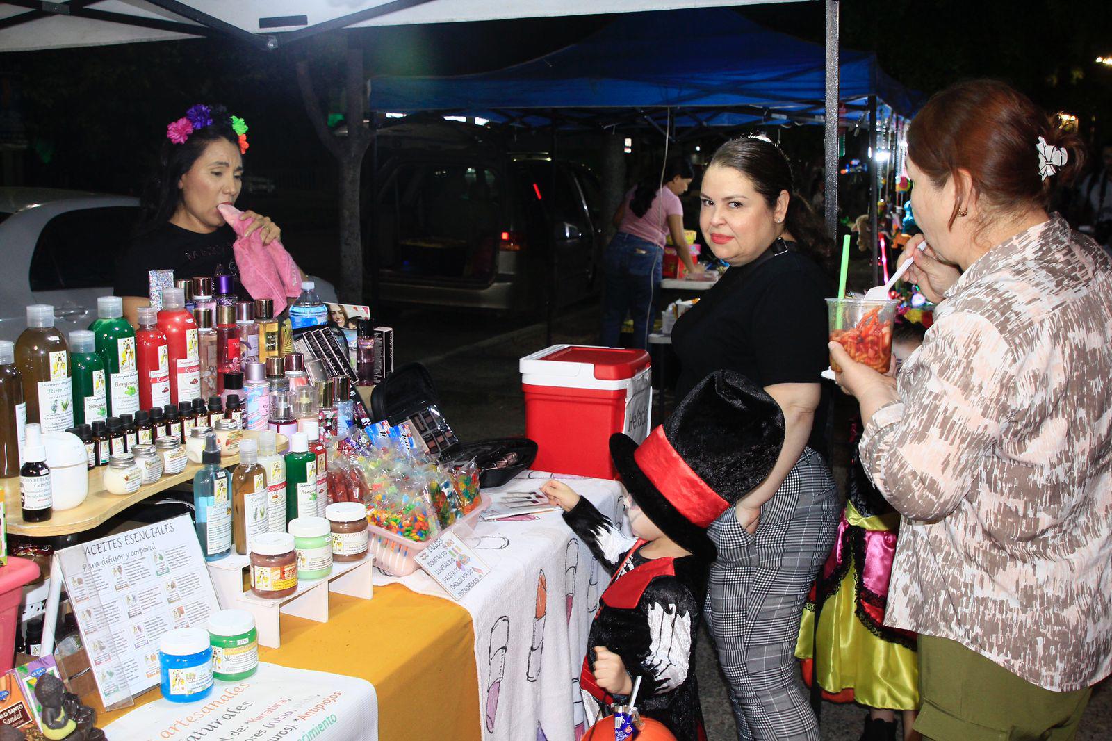 $!#Galería | Salen familias de Culiacán a celebrar la noche de Halloween en avenidas vigiladas